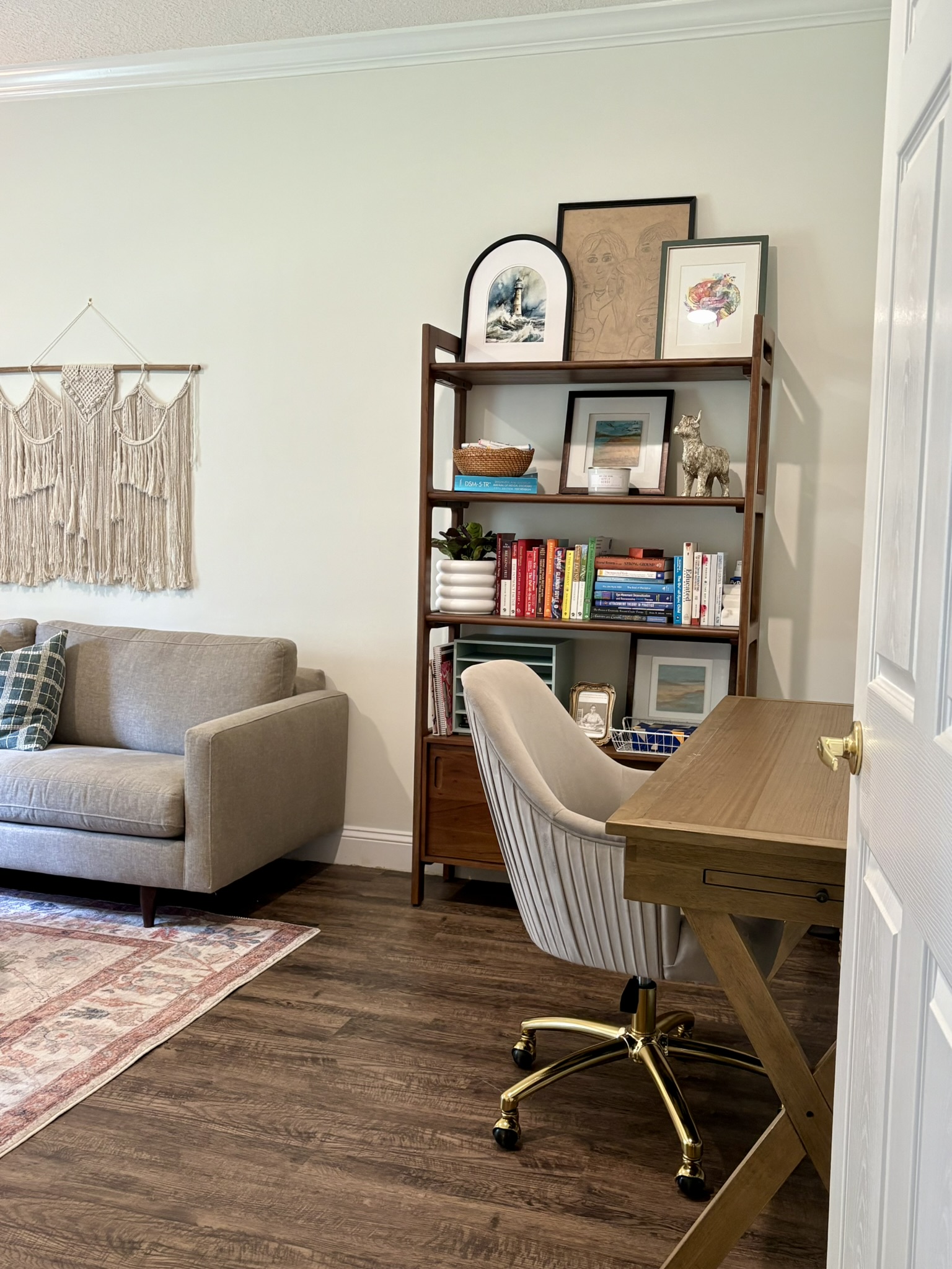 Back office with windows - view 2